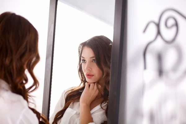 Jovem mulher olhando-se reflexão no espelho em casa — Fotografia de Stock