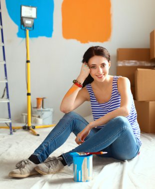 Karton kutuları olan yeni bir evde bir kadın.