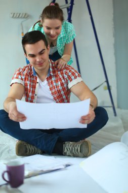 Genç çift katta oturan ve onlar hakkında tasarruf hesaplama