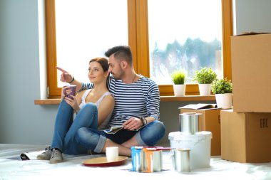 Yeni eve taşınan genç çiftin portresi.