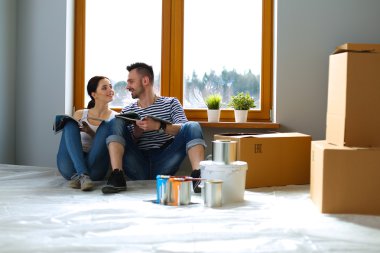 Jurnal seyir ve birbirlerine gülümseyen ev katta oturan çekici çift.