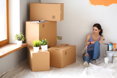 Yeni oda boyama sırasında genç kadın portre