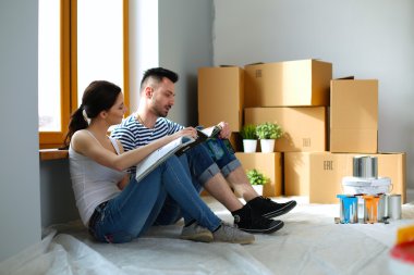 Jurnal seyir ve birbirlerine gülümseyen ev katta oturan çekici çift.