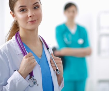 Kadın doktor hastanede dosyayla bekliyor.