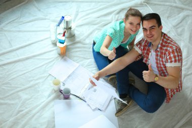 Genç çift katta oturan ve onlar hakkında tasarruf hesaplama