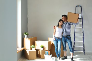 Mutlu genç çift açma veya kutu ambalaj ve yeni evine taşıdıktan