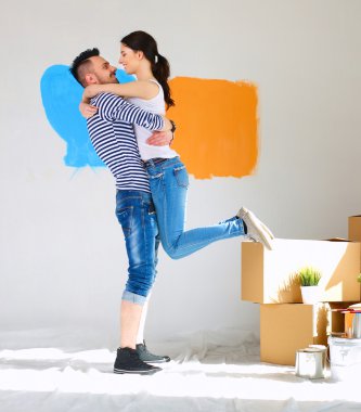 Mutlu genç çift yeni eve taşınıyor.