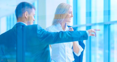 Başarılı iş takım ayakta Office gülümseyen