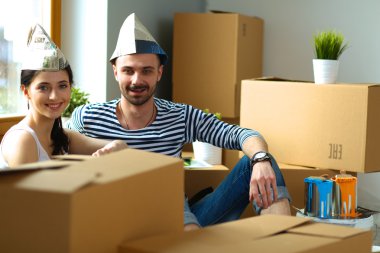 Yeni eve taşınan genç çiftin portresi.