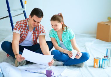 Genç çift daire planı ile katta oturan