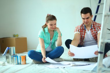 Genç çift katta oturan ve onlar hakkında tasarruf hesaplama