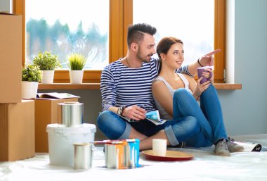 Yeni eve taşınan genç çiftin portresi.