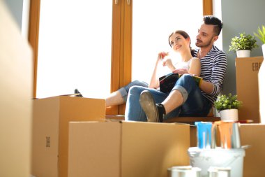 Yeni eve taşınan genç çiftin portresi.