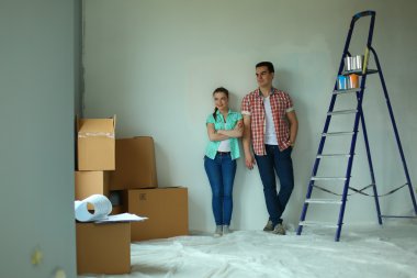 Yeni eve taşınan genç çiftin portresi.