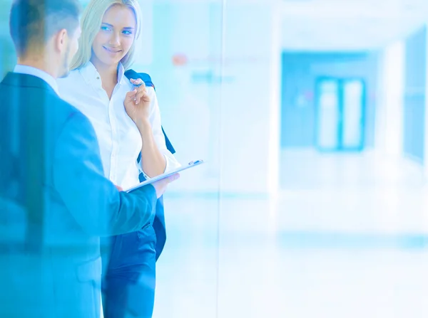 Ler framgångsrik verksamhet team står i office — Stockfoto