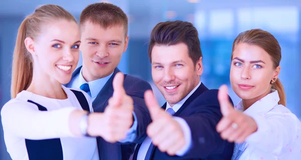 Happy business team visar tummen i office — Stockfoto