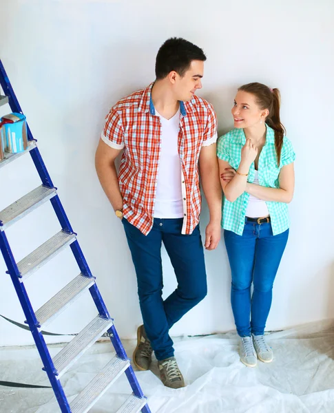 Retrato de pareja joven mudándose en un nuevo hogar — Foto de Stock