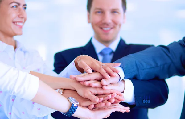 Podnikatelé s rukama společně v kruhu — Stock fotografie