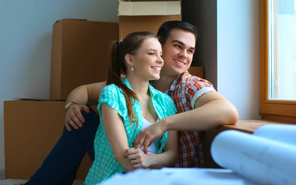 Retrato de casal jovem se movendo em nova casa — Fotografia de Stock