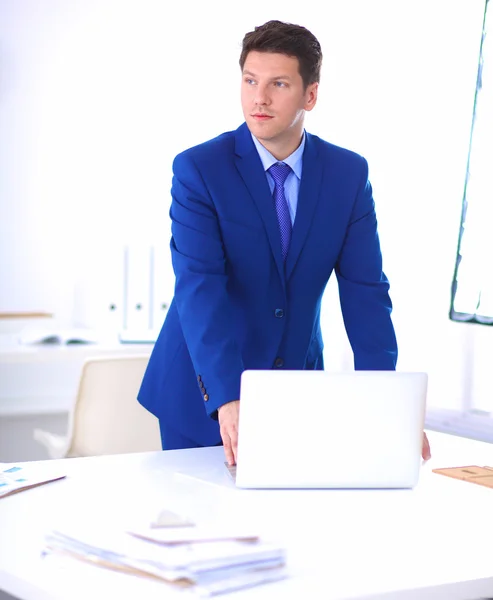 Geschäftsmann oder Manager vor seinem Schreibtisch im Büro — Stockfoto