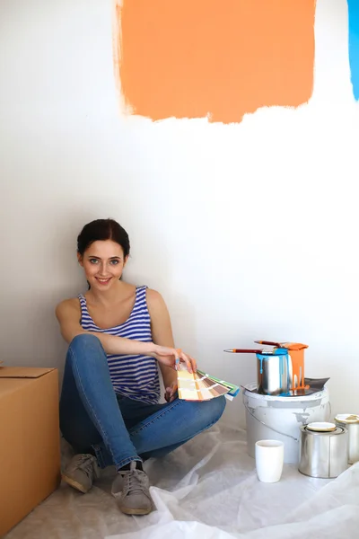 Портрет молодой женщины при покраске новой квартиры — стоковое фото