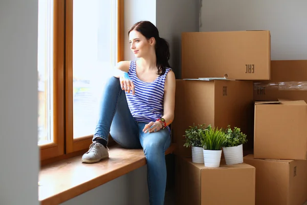 Fille assise sur le rebord de la fenêtre à la nouvelle maison — Photo