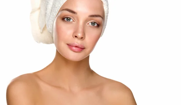 Bela mulher com uma toalha na cabeça em um fundo branco — Fotografia de Stock
