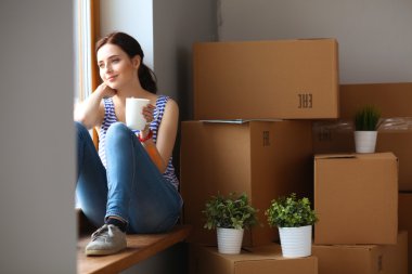 Pencere yeni evde oturan kız