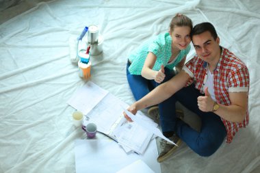 Genç çift katta oturan ve onlar hakkında tasarruf hesaplama