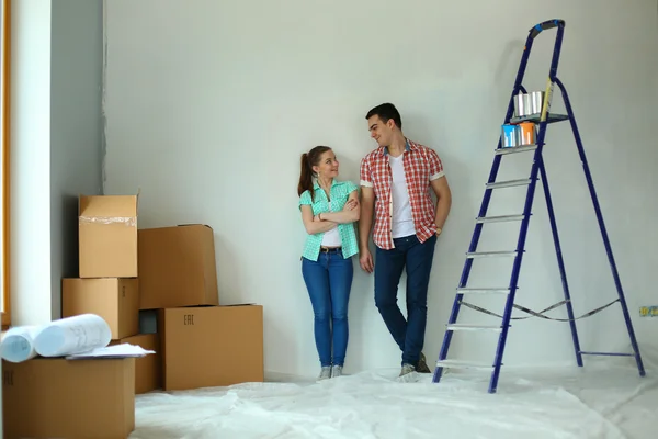 Ritratto di giovane coppia che si trasferisce in una nuova casa — Foto Stock