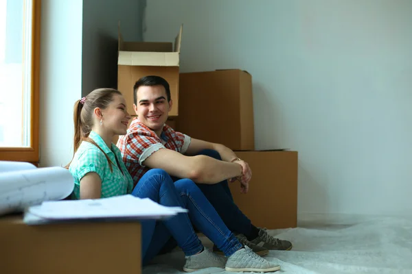 Retrato de casal jovem se movendo em nova casa — Fotografia de Stock