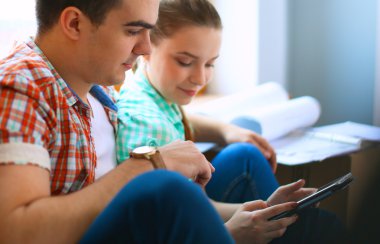 Yeni eve taşınan genç çiftin portresi.