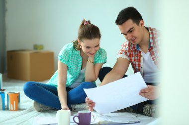 Genç çift katta oturan ve onlar hakkında tasarruf hesaplama