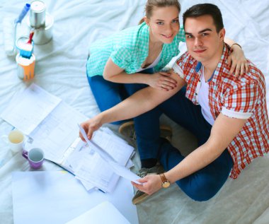 Genç çift daire planı ile katta oturan