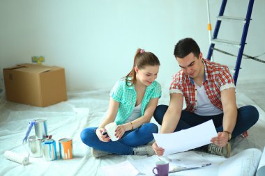 Genç çift katta oturan ve onlar hakkında tasarruf hesaplama