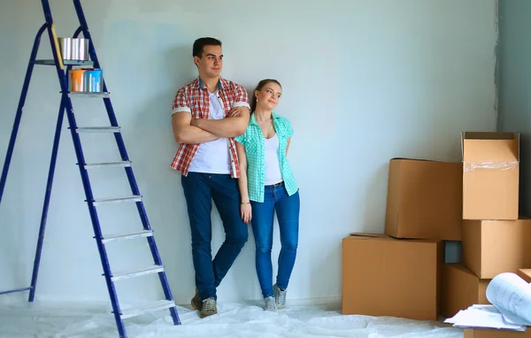 Portrait of young couple moving in new home — Stock Photo, Image