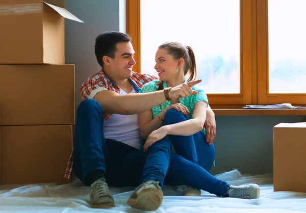 Retrato de casal jovem se movendo em nova casa — Fotografia de Stock