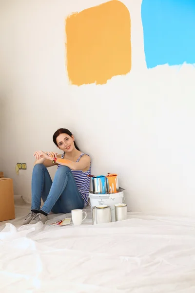 Портрет молодой женщины при покраске новой квартиры — стоковое фото