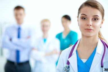 Tıp grubunun önünde çekici bir kadın doktor.