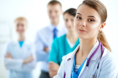 Tıp grubunun önünde çekici bir kadın doktor.