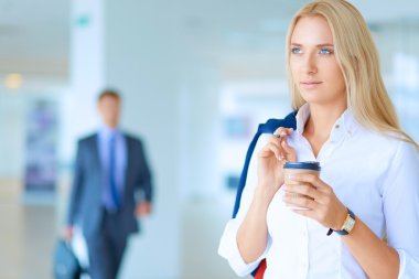 Yound kadın ayakta ofisindeki kahve içmek