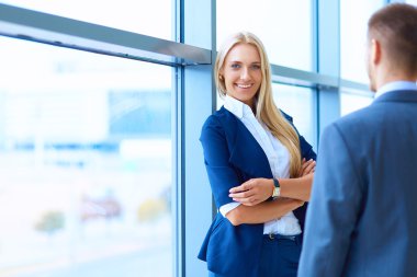 Başarılı iş takım ayakta Office gülümseyen
