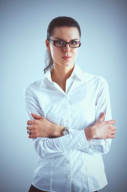 ayakta, gri arka plan üzerinde izole genç kadın