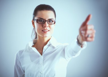 Beyaz arka planda izole edilmiş genç bir kadın iyi görünüyor.