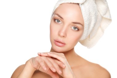 güzel bir kadın başını beyaz zemin üzerine bir havlu ile