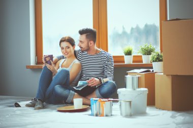 Jurnal seyir ve birbirlerine gülümseyen ev katta oturan çekici çift.