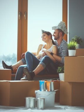 Jurnal seyir ve birbirlerine gülümseyen ev katta oturan çekici çift.