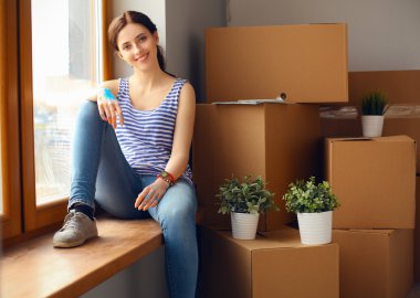 Pencere yeni evde oturan kız