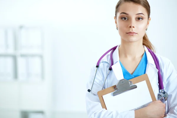 Femme médecin debout avec dossier à l'hôpital — Photo