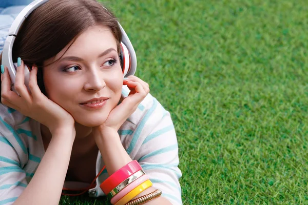 Vrouw die naar de muziek luistert — Stockfoto